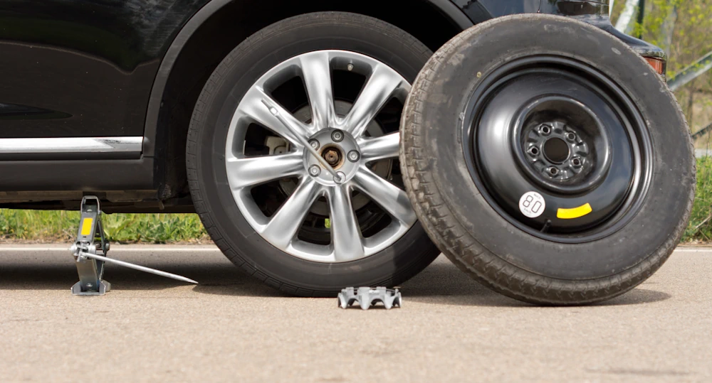 Fitting a space saving spare tyre